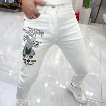  Летние мужские белые джинсы 2023, Трендовая мода с мультяшной вышивкой, Универсальные эластичные облегающие брюки малой длины для мужчин